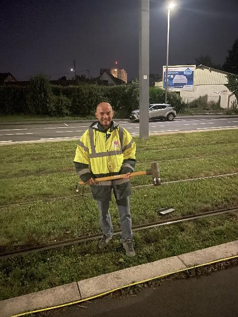 Projet de nouvelle ligne de tramway de Caen : le marteau d'impact en action.