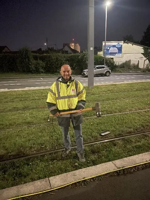 Projet de nouvelle ligne de tramway de Caen : le marteau d'impact en action.