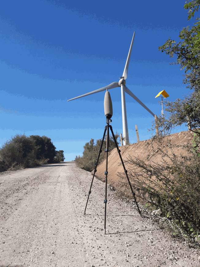 Technicien ORFEA réalisant une mesure au sonomètre sur un site éolien