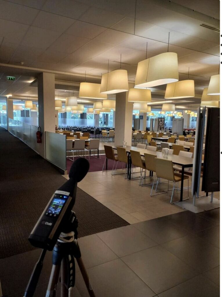 Mesure de bruit dans un restaurant d'entreprise.