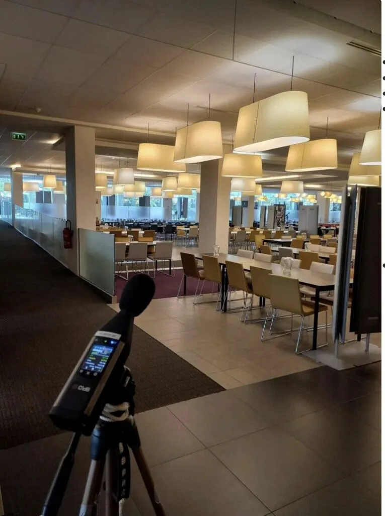 Mesure de bruit dans un restaurant d'entreprise.